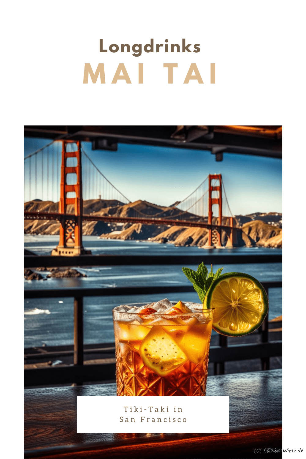 Ein Mai Tai auf einem Tisch mit Blick über die Bucht von San Franzisco und die Golden Gate Bridge.
