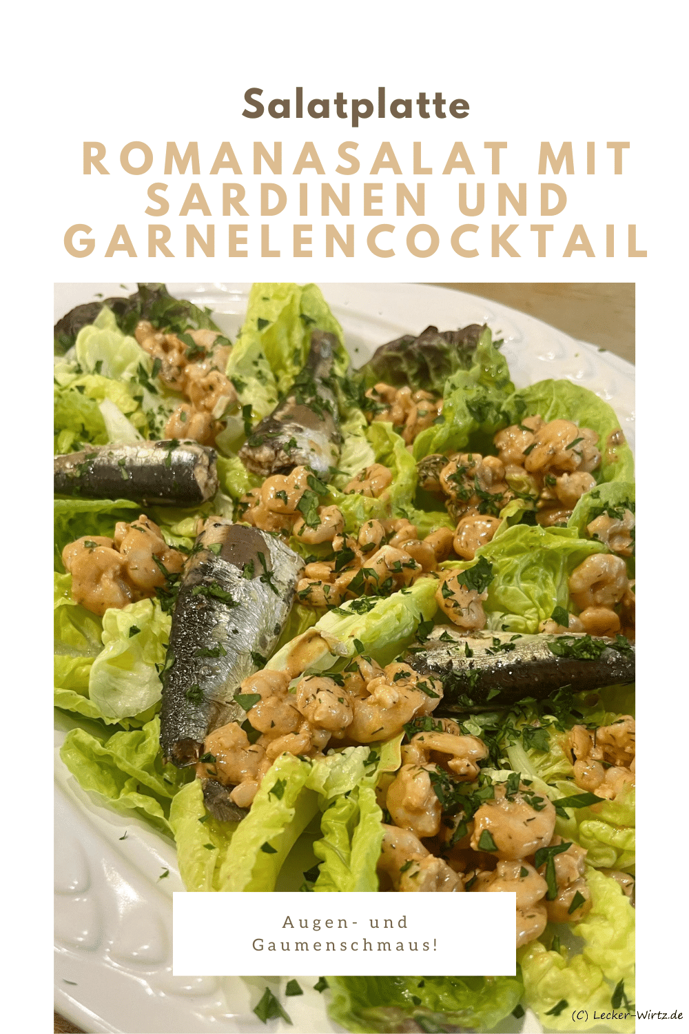 Romanasalat-Platte mit Sardinen und Garnelencocktail