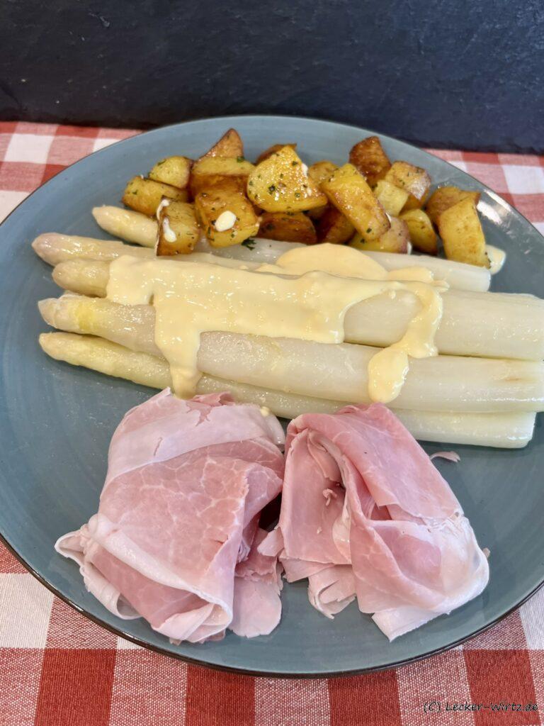 Spargel mit Bratkartoffeln und gekochtem Schinken