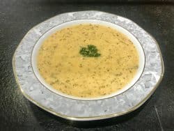 Krabbensuppe mit Dill-Pesto