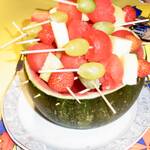 Obstspieße auf Melonengrill