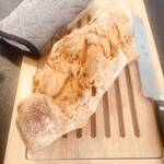 Baguette auf dem Schneidebrett