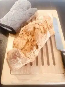 Baguette auf dem Schneidebrett