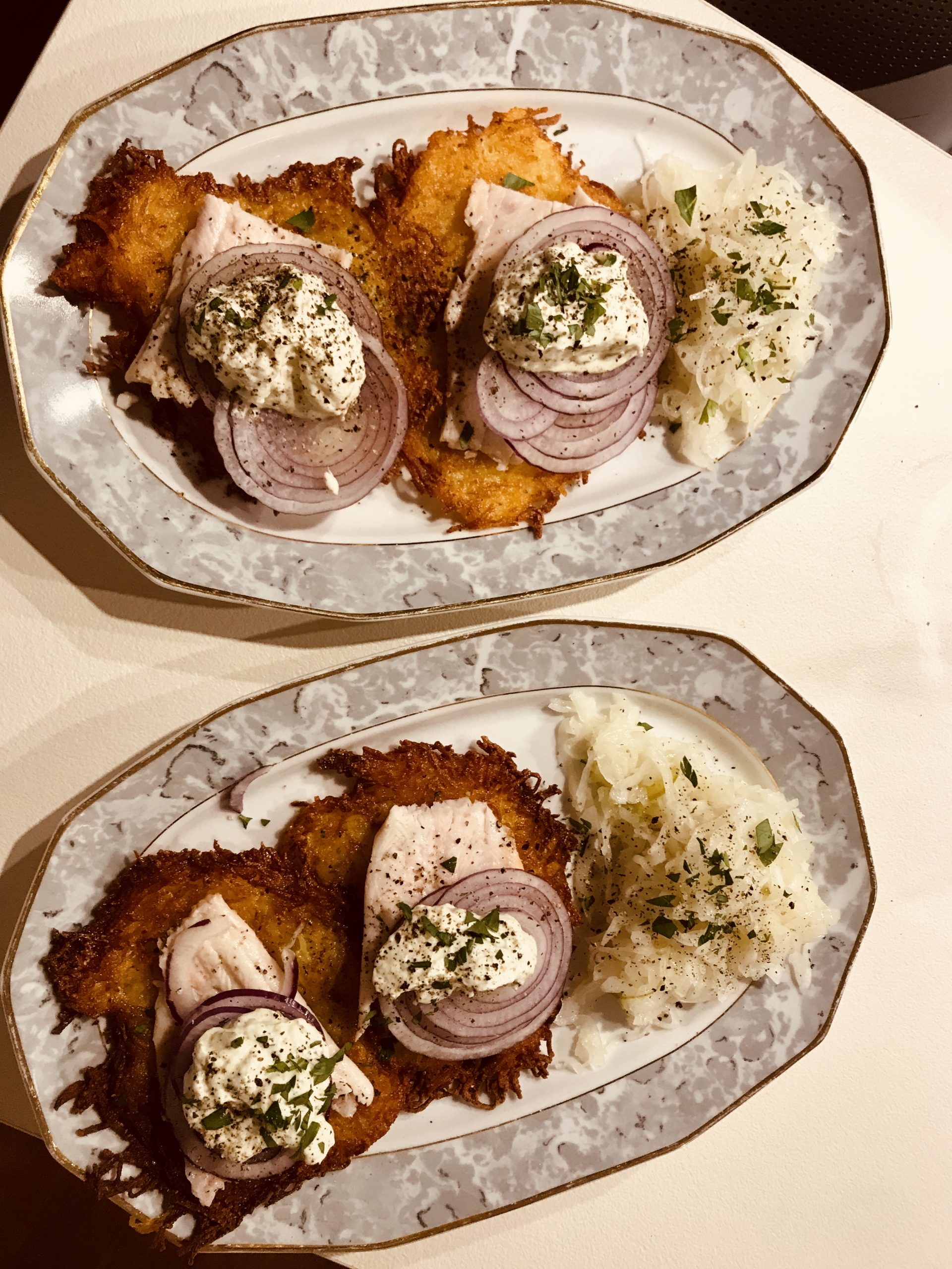 Reibekuchen mit geräucherter Forelle