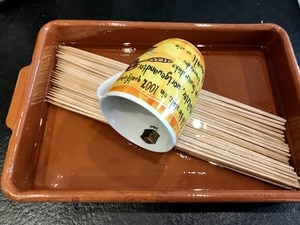 Holzspieße wässern