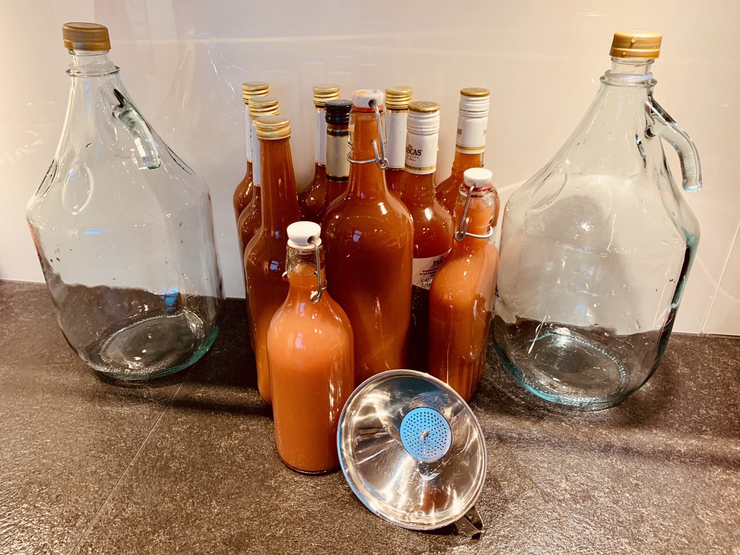 Pflaumenlikör im Ansatzgefäß auf Korn oder Rum Basis