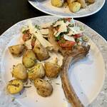 Kalbkoteletts mit Rosmarinkartoffeln und Bruschetta