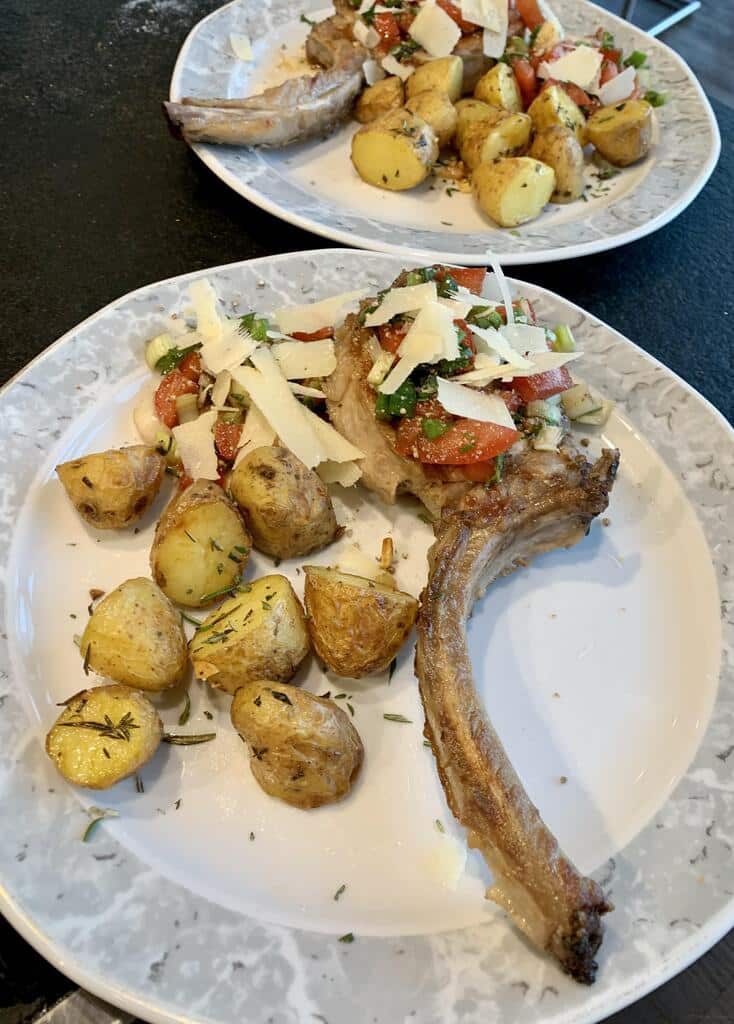 Kalbkoteletts mit Rosmarinkartoffeln und Bruschetta