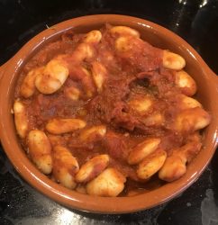 Frijoles blancos con salsa de tomate – Dicke weiße Bohnen in Tomatensauce