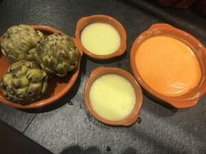 Artischoken mit Dips