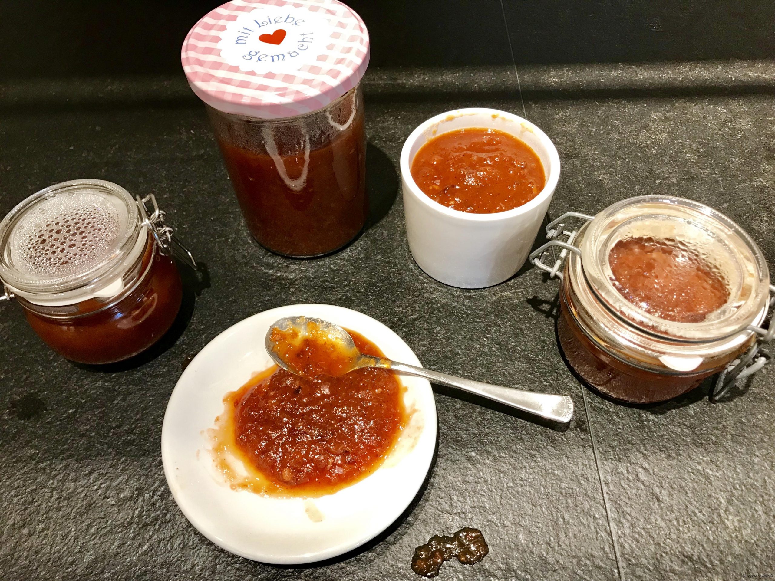 Pflaumen-Chili-Chutney eignet sich ideal zu kurz Gebratenem Pflaumen-Chili-Chutney eignet sich ideal zu kurz Gebratenem