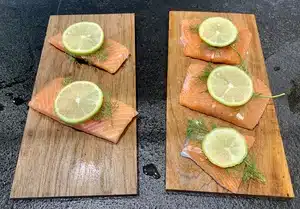 Lachs auf Zedernholzbrett
