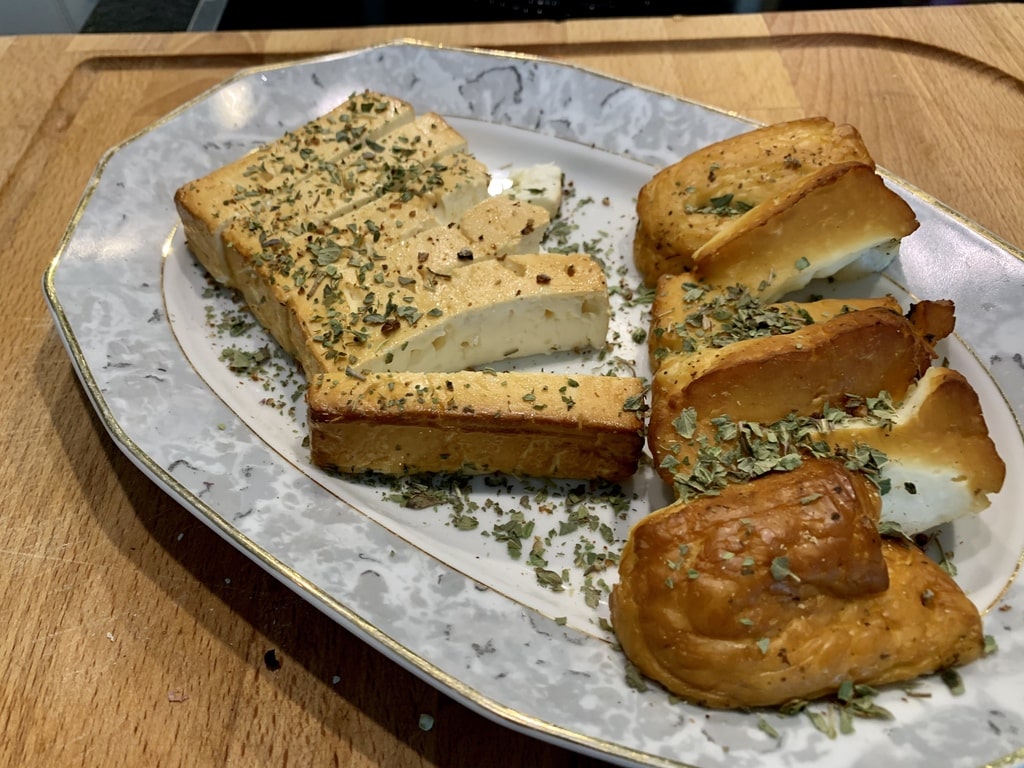 Geräucherter Schafskäse