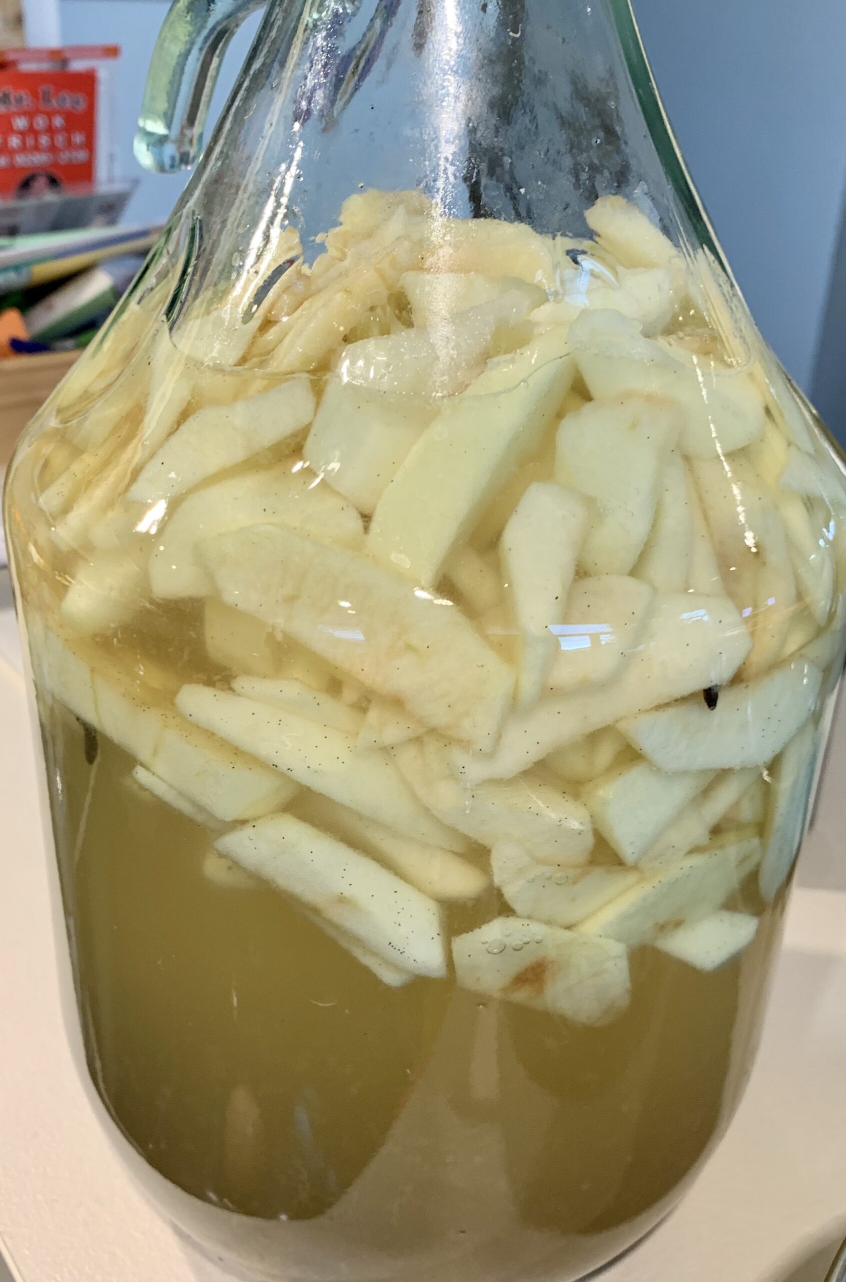 Apfel-Rosinen-Likör aus eigenem Anbau