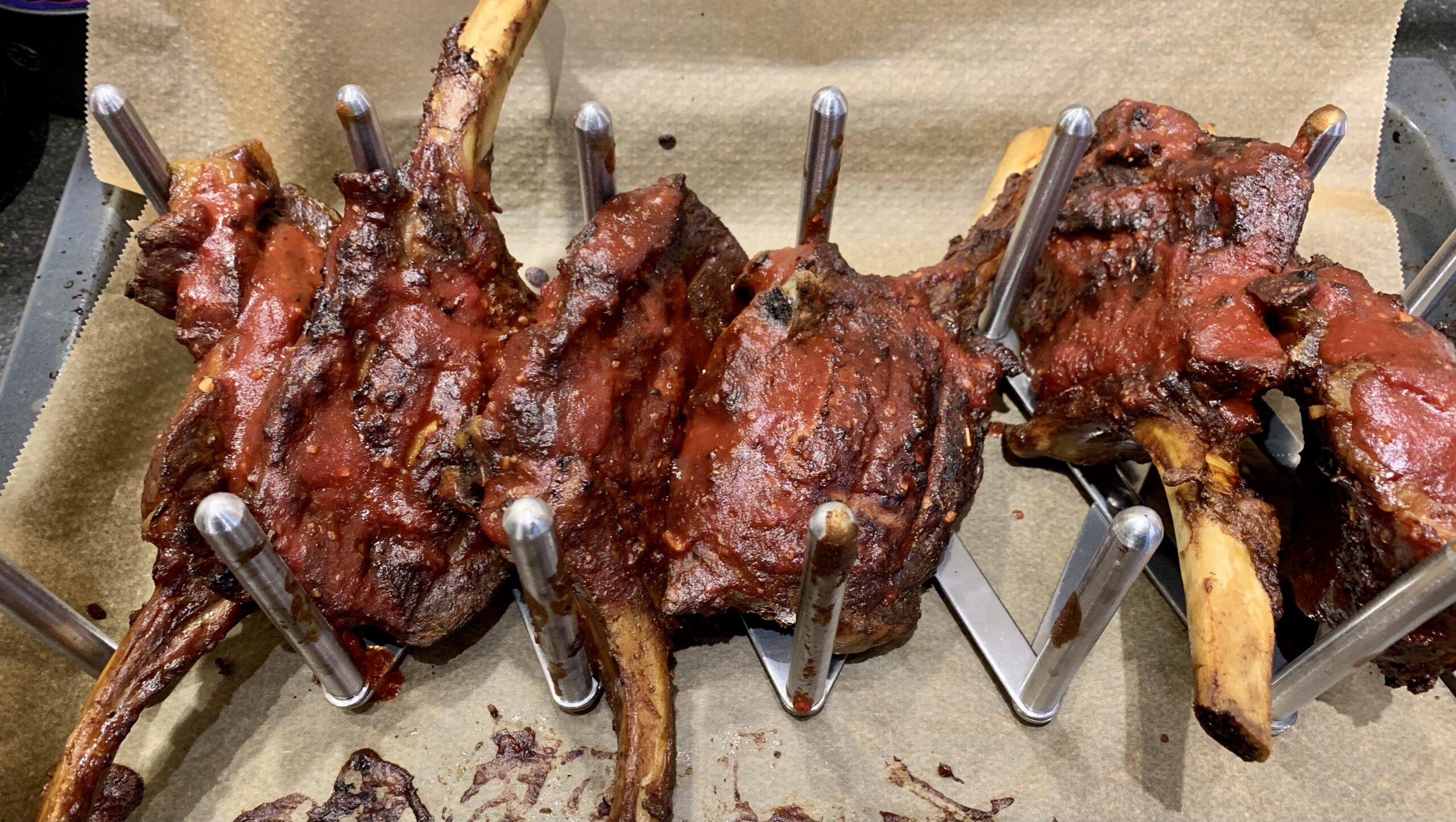 Knuspriges Kalbskotelett vom Grill