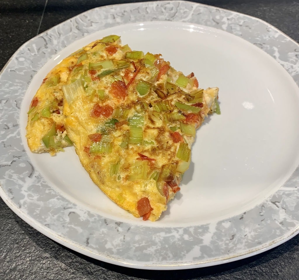 Omelette mit Lauch und getrockneten Tomaten
