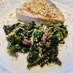 Gegrillter Thunfisch mit Sesam Spinat