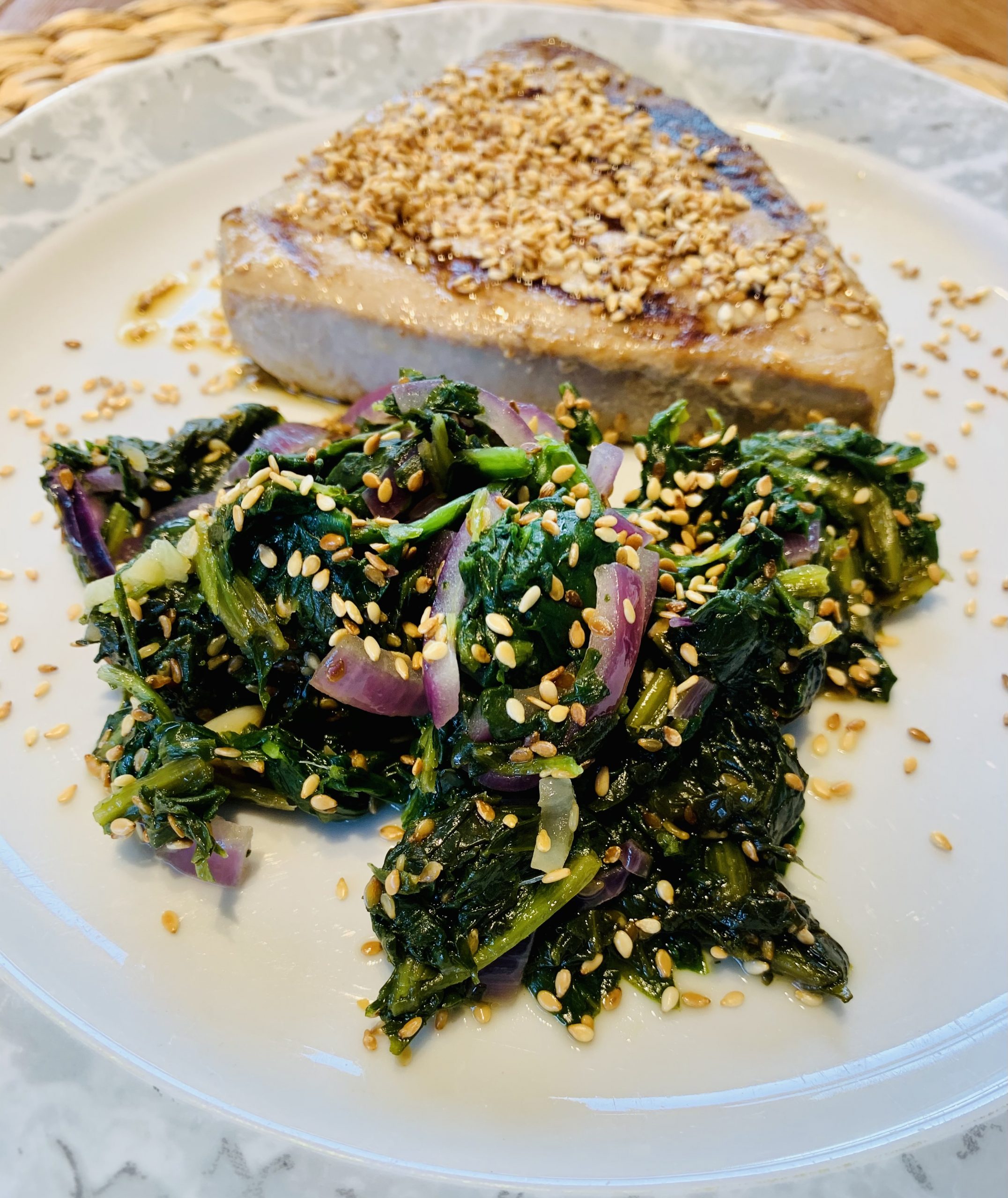 Gegrillter Thunfisch mit Sesam Spinat ungewöhnlich gut Gegrillter Thunfisch mit Sesam Spinat ungewöhnlich gut