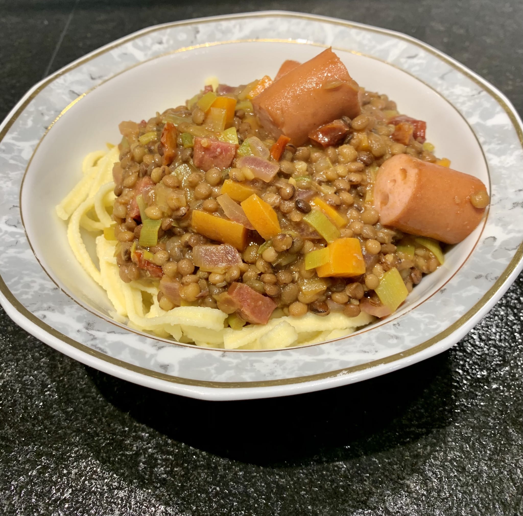Spätzle mit Linsen und Saiten, ein original schwäbisches Gericht Spätzle mit Linsen und Saiten, ein original schwäbisches Gericht