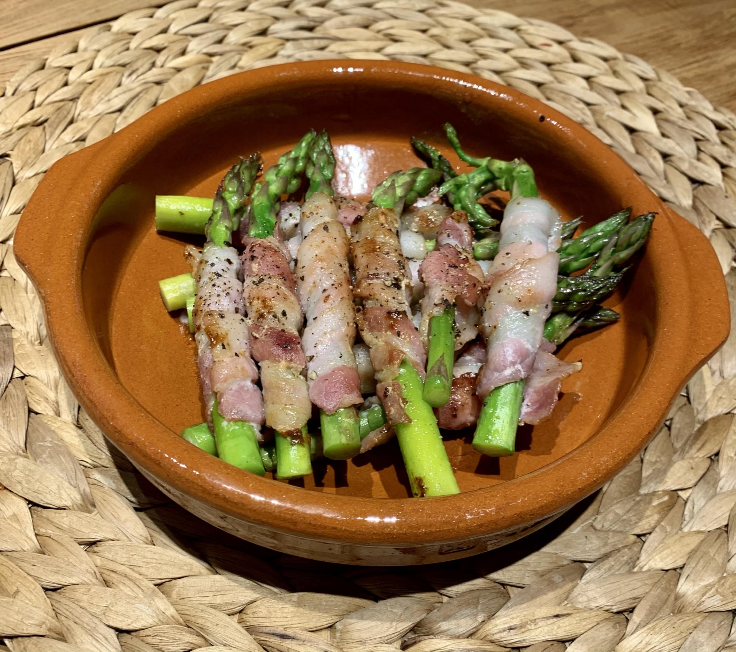 Grüner Spargel im Speckmantel mit Bacon umwickelt. Grüner Spargel im Speckmantel mit Bacon umwickelt.