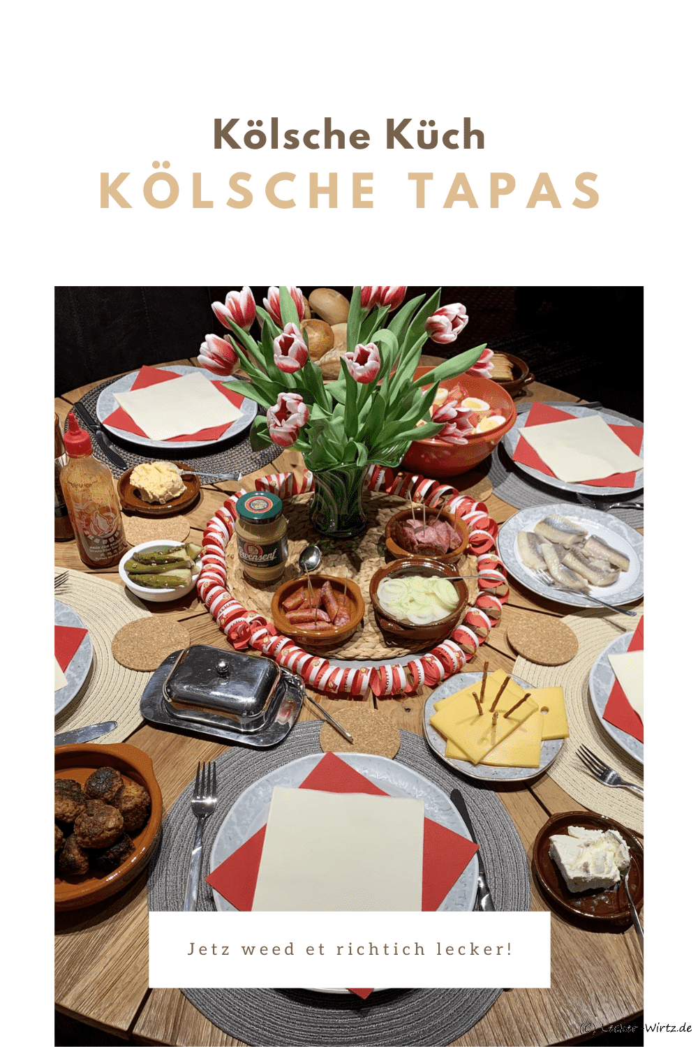 Ein gedeckter Holztisch mit rot und weißer Dekoration und einem Strauß rot-weiße Tulpen in der Mitte. Dazu ein paar kleine Vorspeisen aus Köln unter dem Motto Kölsche Tapas.