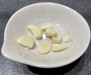 Knoblauchzehe geschält