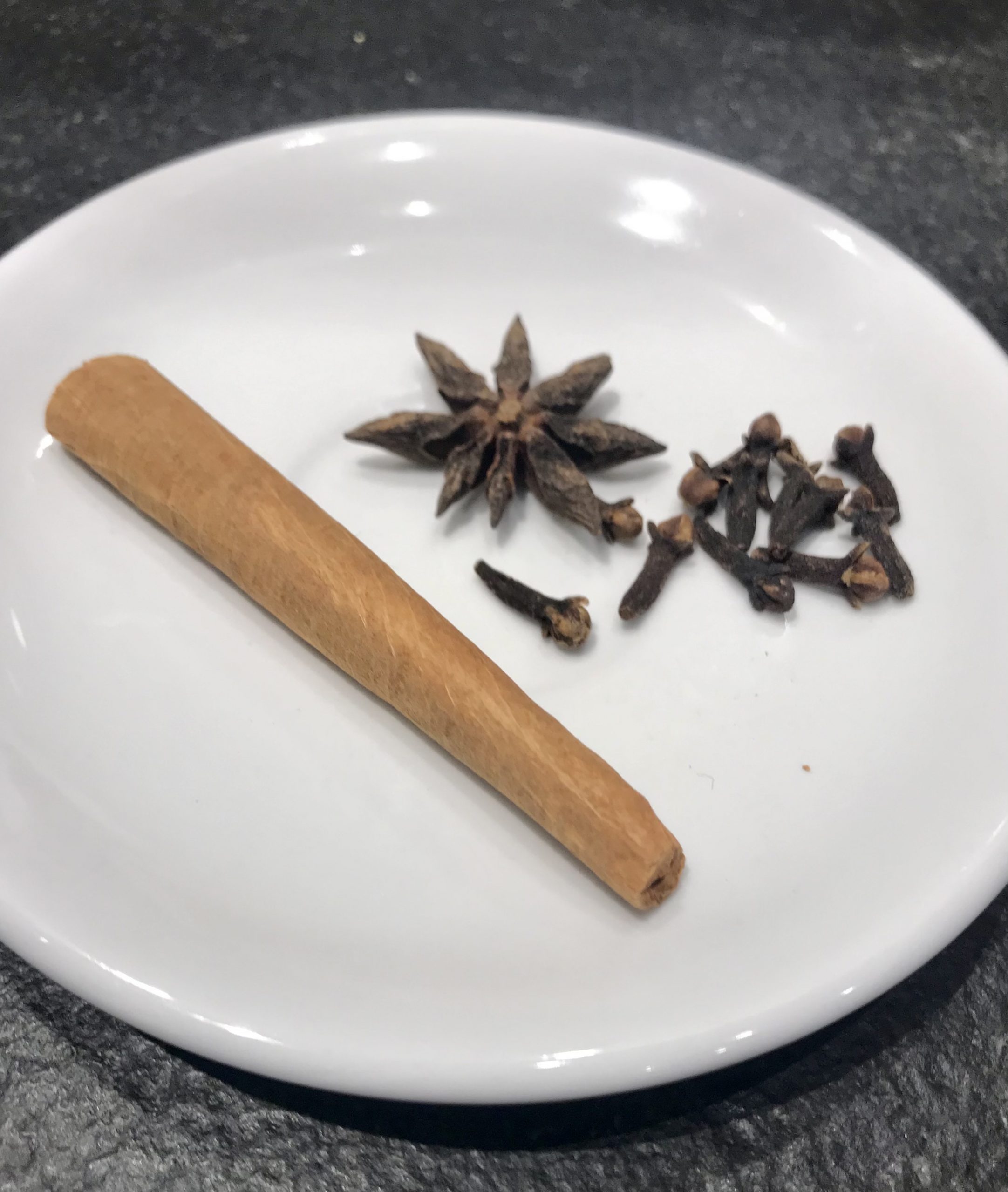 Zimt, Sternanis und Nelken