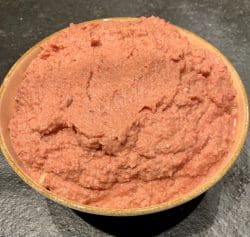 Sellerie-Meerrettich-rote-Bete-Hummus, rot und lecker