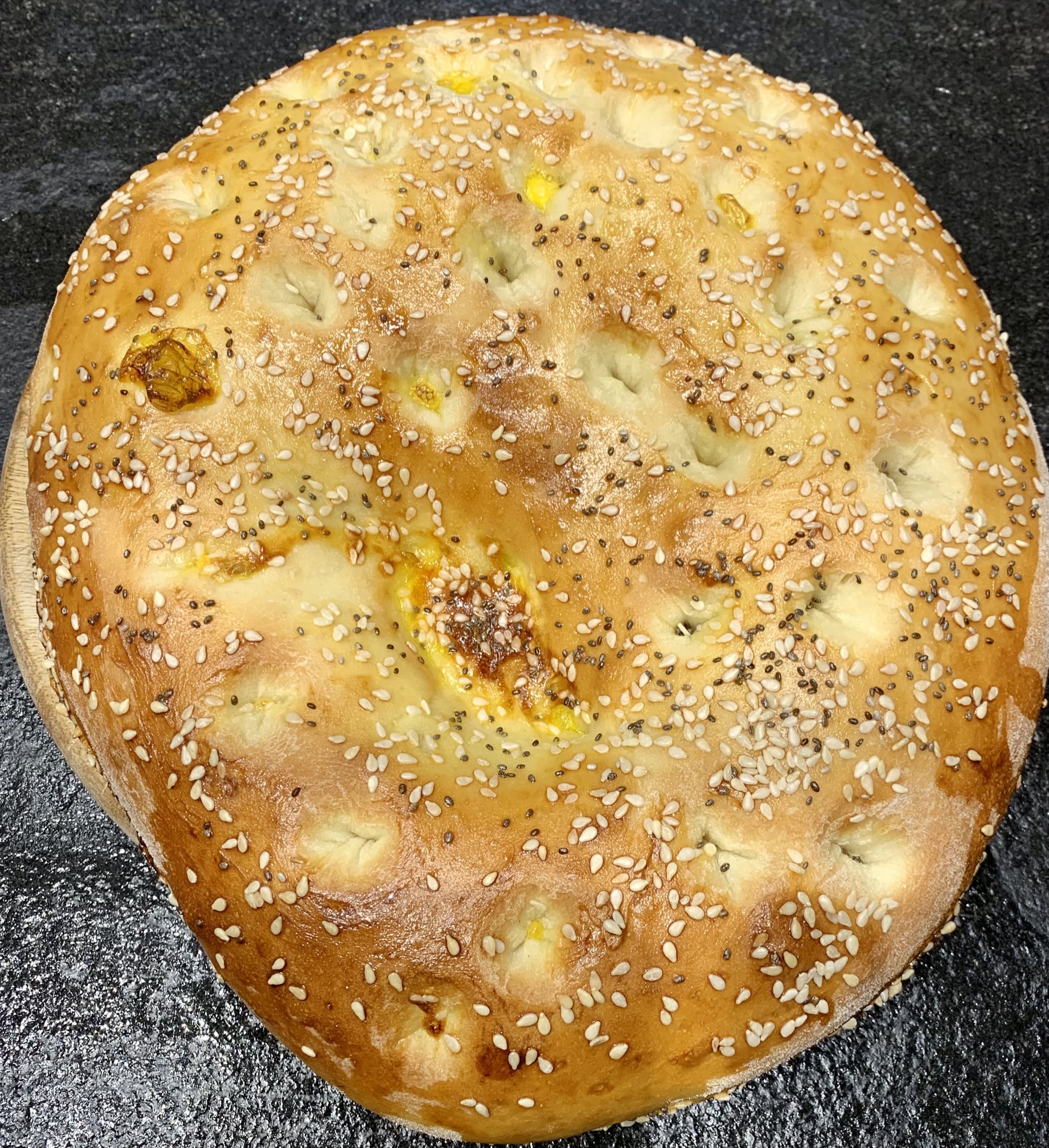 Türkisches Fladenbrot mit Sesam und Schwarzkümmel Türkisches Fladenbrot mit Sesam und Schwarzkümmel