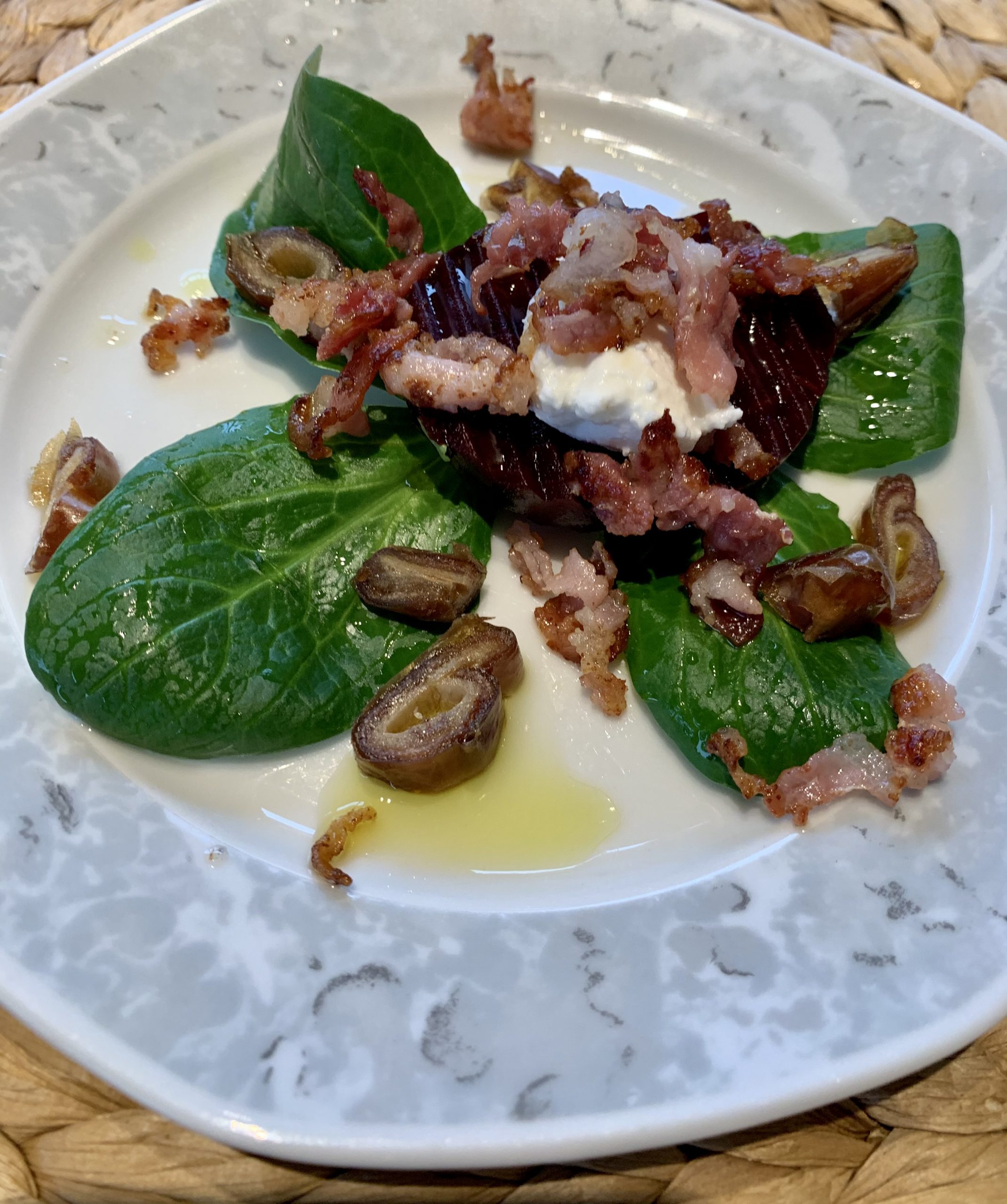Feldsalat mit Datteln und Speck