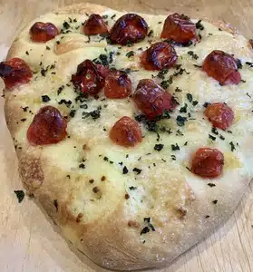 Focaccia mit Tomaten und Käse