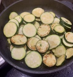 Gebratene Zucchini als Beilage