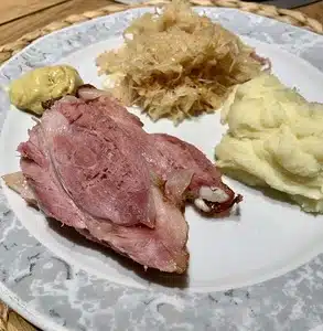 Hämchen mit Sauerkraut und Kartoffelpüree