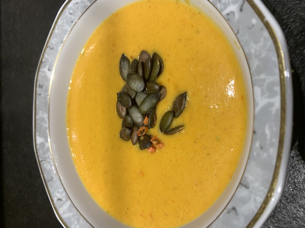 Kürbissuppe mit Kürbiskernen