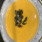 Kürbissuppe mit Kürbiskernen