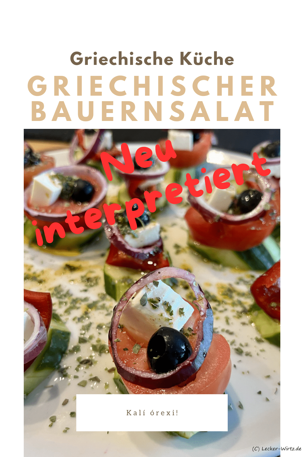 Auf einem großen weißen Porzellanteller sind Tomatenstückchen auf Gurkenscheiben mit Zwiebelringen, schwarzen Oliven und einem Stück Feta einzelnen angerichtet. Das ´Ganze ist mit einem Kräuter-Essig-Öl Dressing beträufelt und stellt einen neu interpretierten Griechischen Bauernsalat dar.