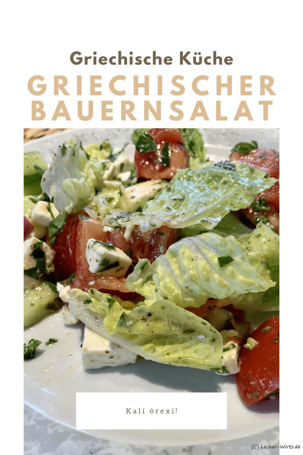 Ein griechischer Bauernsalat mit Salat, Tomate, Zwiebeln, Feta sowie Dressing und wiebeln auf einem weißen Porzellanteller mit grau gemustertem Rand.