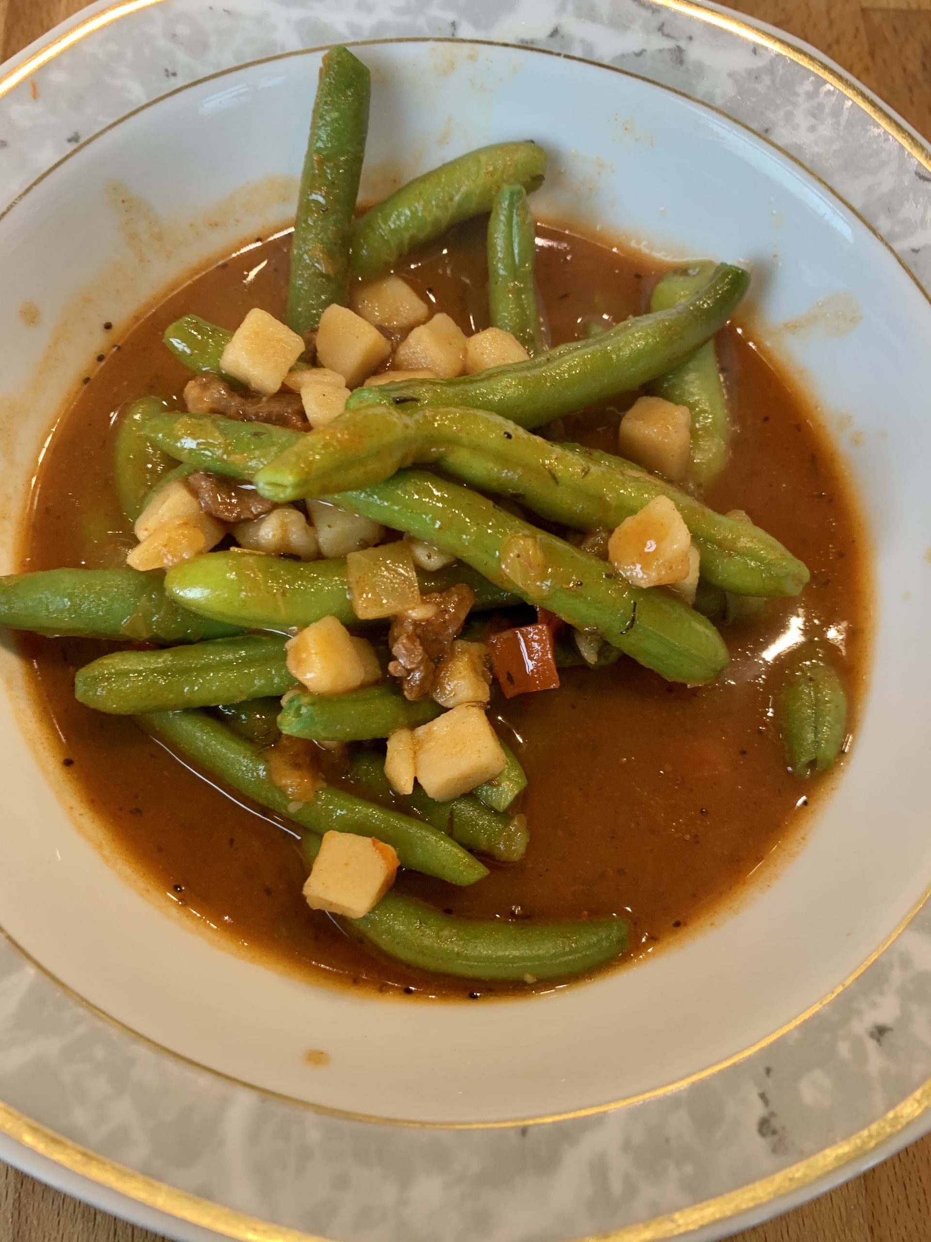 Gulasch-Kartoffelsuppe mit Bohnen
