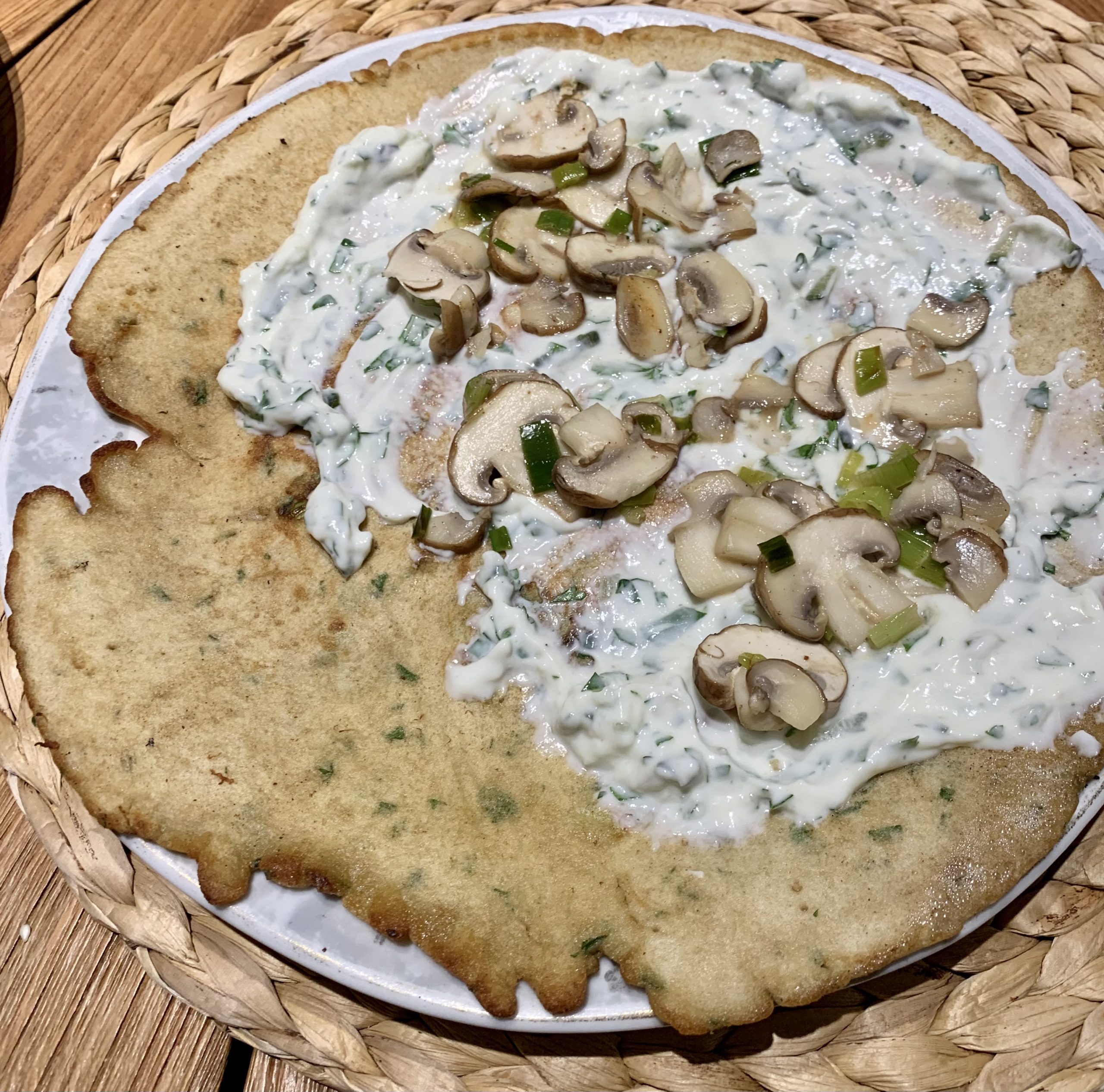 Buchweizenpfannkuchen mit Kräuterquark und Champignons
