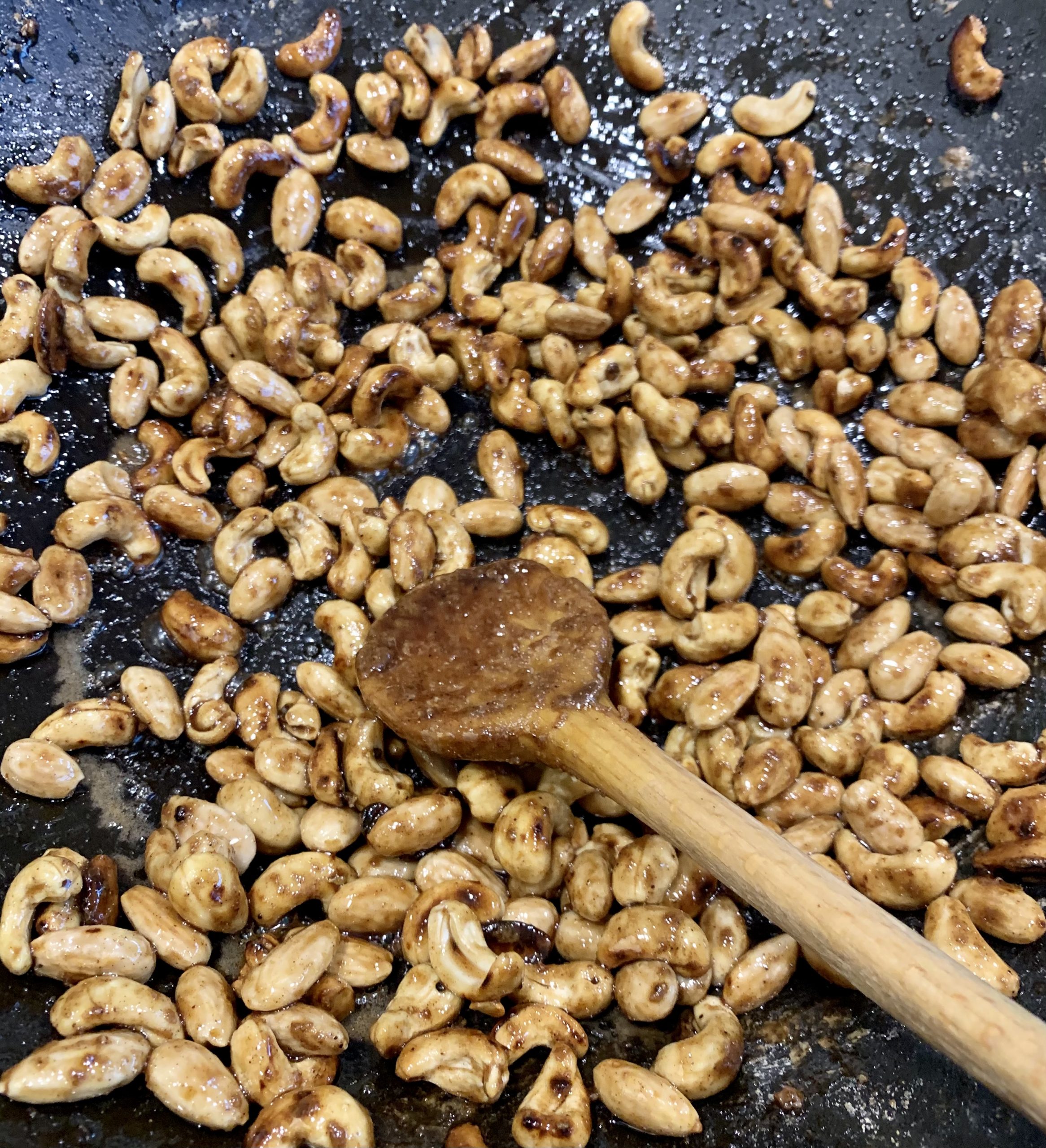 Gebrannte Cashewkerne im Wok