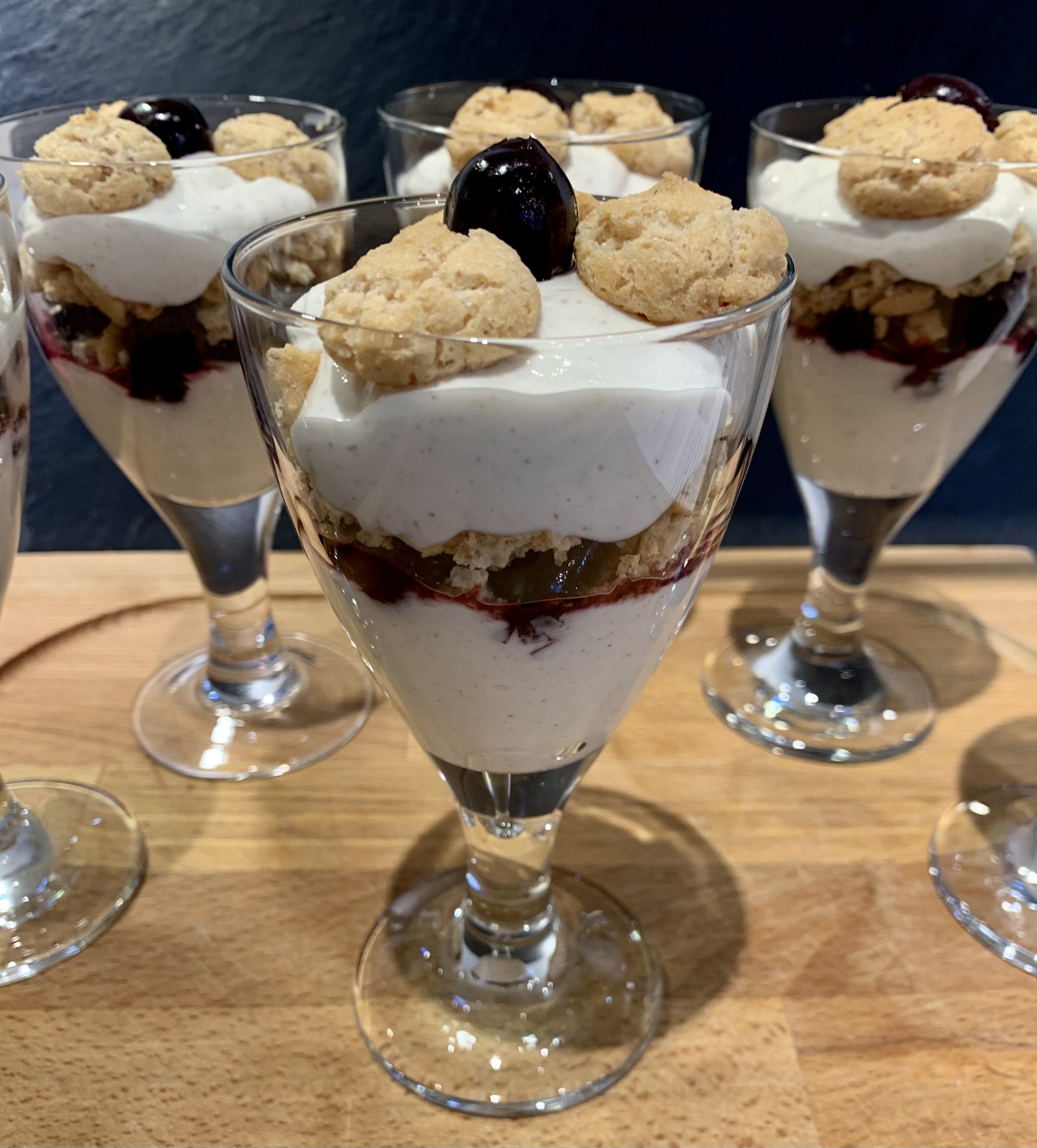 Sauerkirschquark mit Zimt-Amarettini