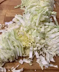 Spitzkohl in Streifen schneiden