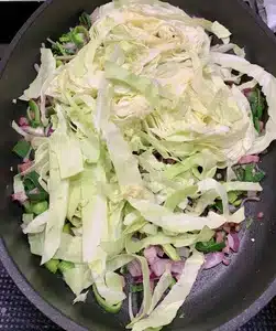 Spitzkohl anbraten