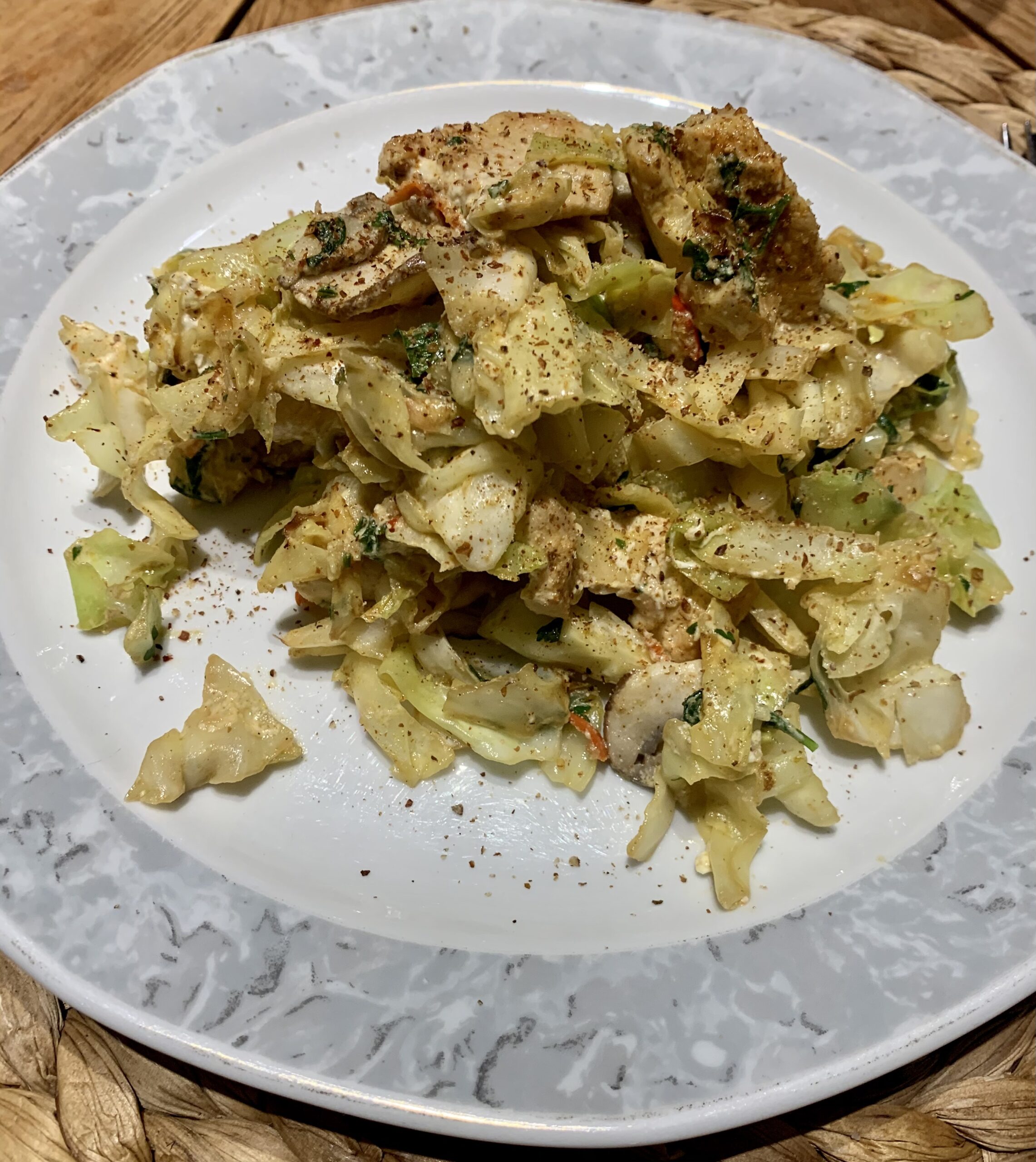 Spitzkohl mit Hähnchenstreifen und Chamigons