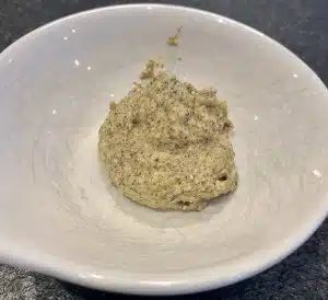Gemahlene Senfkörner mit Wasser