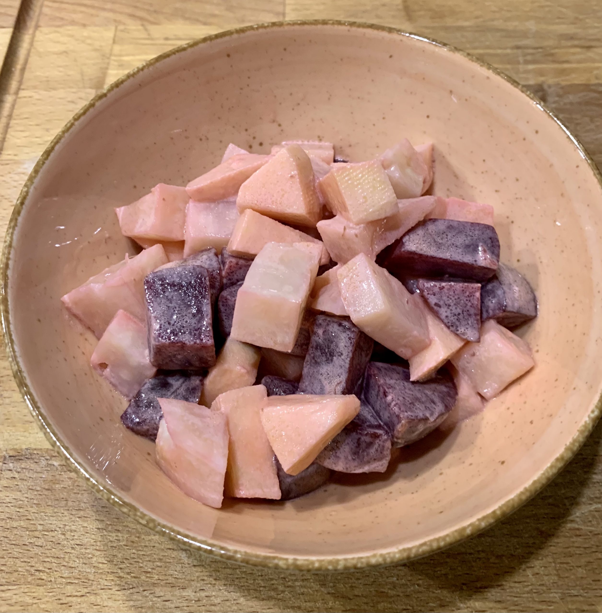 Apfel-Selleriesalat mit roter Bete, eine frische Mischung Apfel-Selleriesalat mit roter Bete, eine frische Mischung