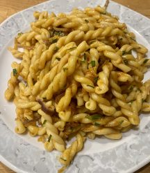 Gebratene Gemelli mit Frühlingszwiebeln