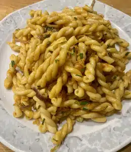 Gebratene Gemelli mit Frühlingszwiebeln