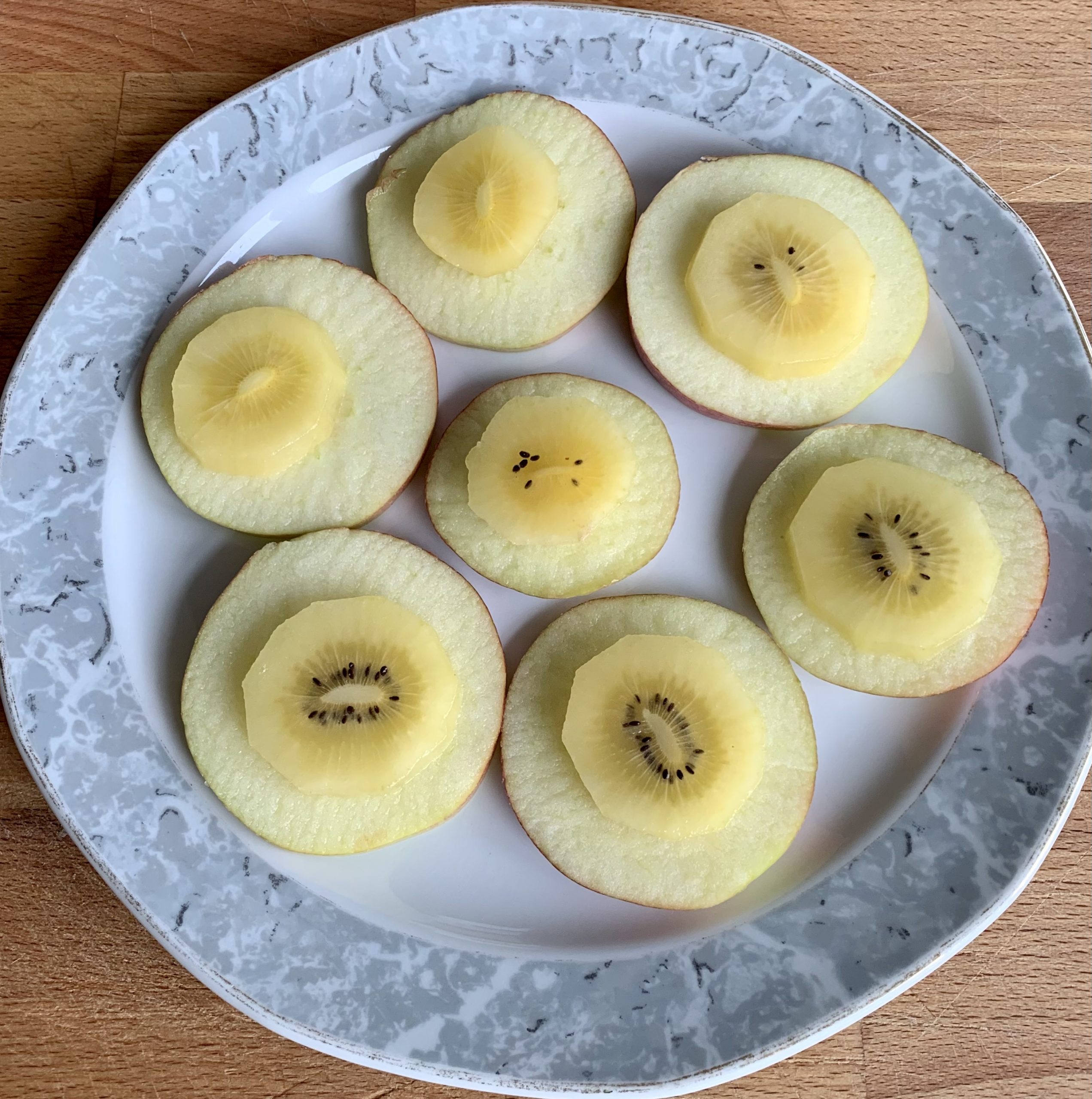 Der Apfel-Kiwi Teller – fruchtig frische Zwischenmahlzeit