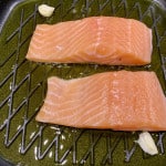 Lachs auf die Hautseite einsetzen